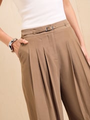 Mokkabraun - Friends Like These Belted Pleat Wide Leg Trousers - Bild 3 von 6