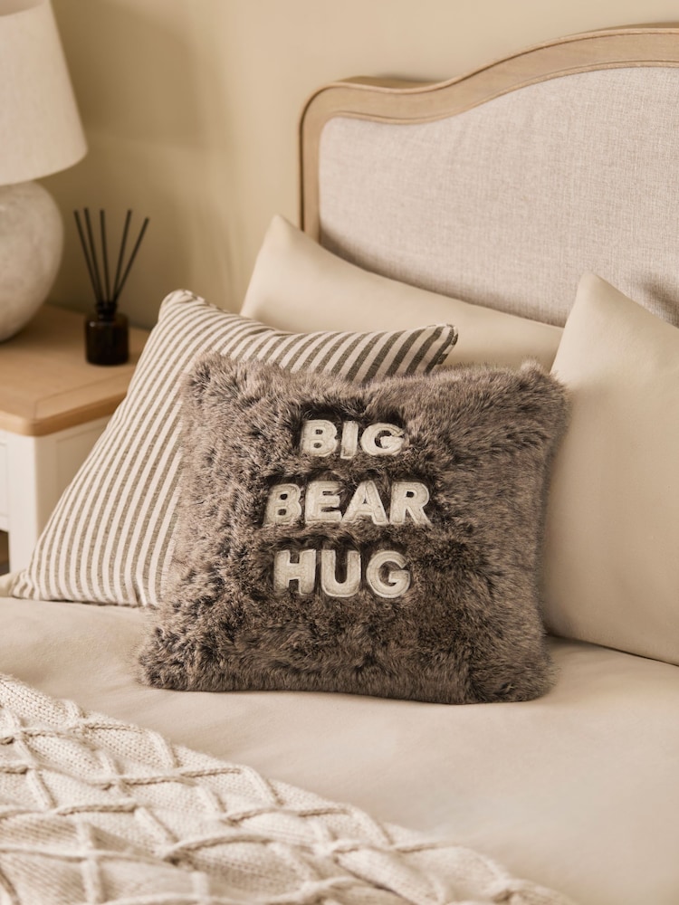 כרית נוי מפרווה מלאכותית עם כיתוב Big Bear Hug - תמונה 1 מתוך 4
