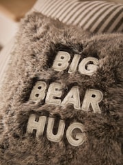 כרית נוי מפרווה מלאכותית עם כיתוב Big Bear Hug - תמונה 2 מתוך 4