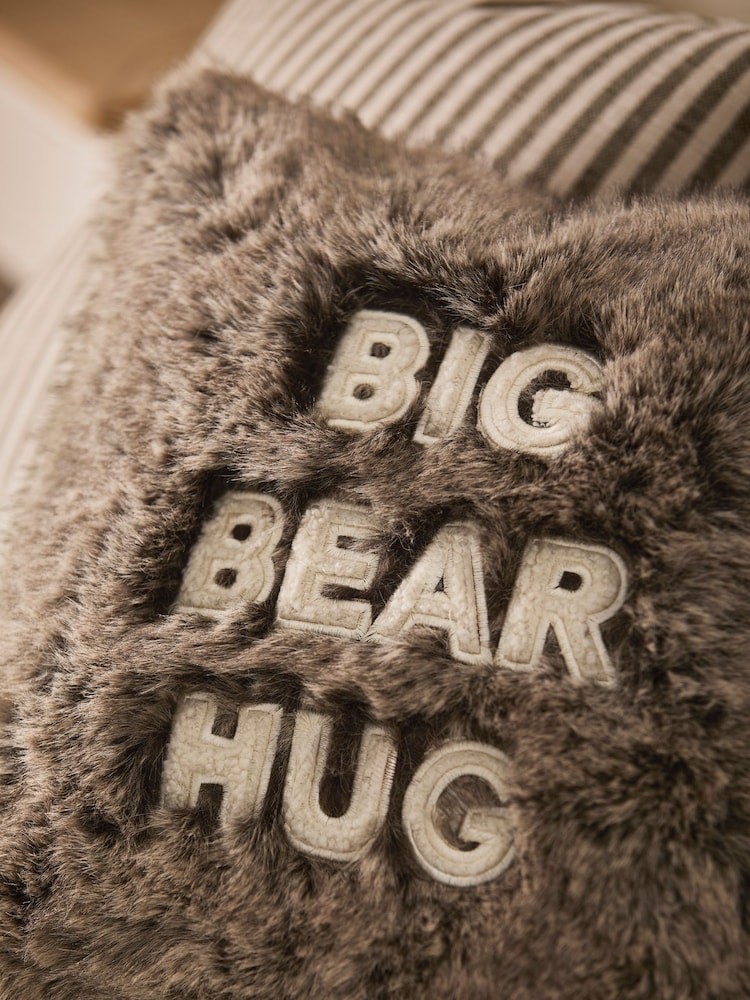 כרית נוי מפרווה מלאכותית עם כיתוב Big Bear Hug - תמונה 2 מתוך 4