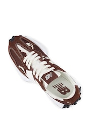 New Balance Multi Driftwood 327 Trainers - Image 6 of 9