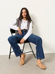Dunkle Rinse-Waschung - Fatface Jeans in lässig-geradem Schnitt - Bild 3 von 6