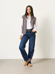 Dunkle Rinse-Waschung - Fatface Jeans in lässig-geradem Schnitt - Bild 4 von 6