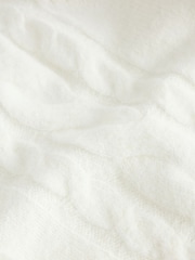 طقم بيجامة شورت مطرَّز Romilly من Laura Ashley - Image 9 of 12