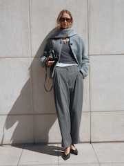 Raya diplomática gris - Barrel Leg Trousers with Button Hem - Imagen 1 de 6