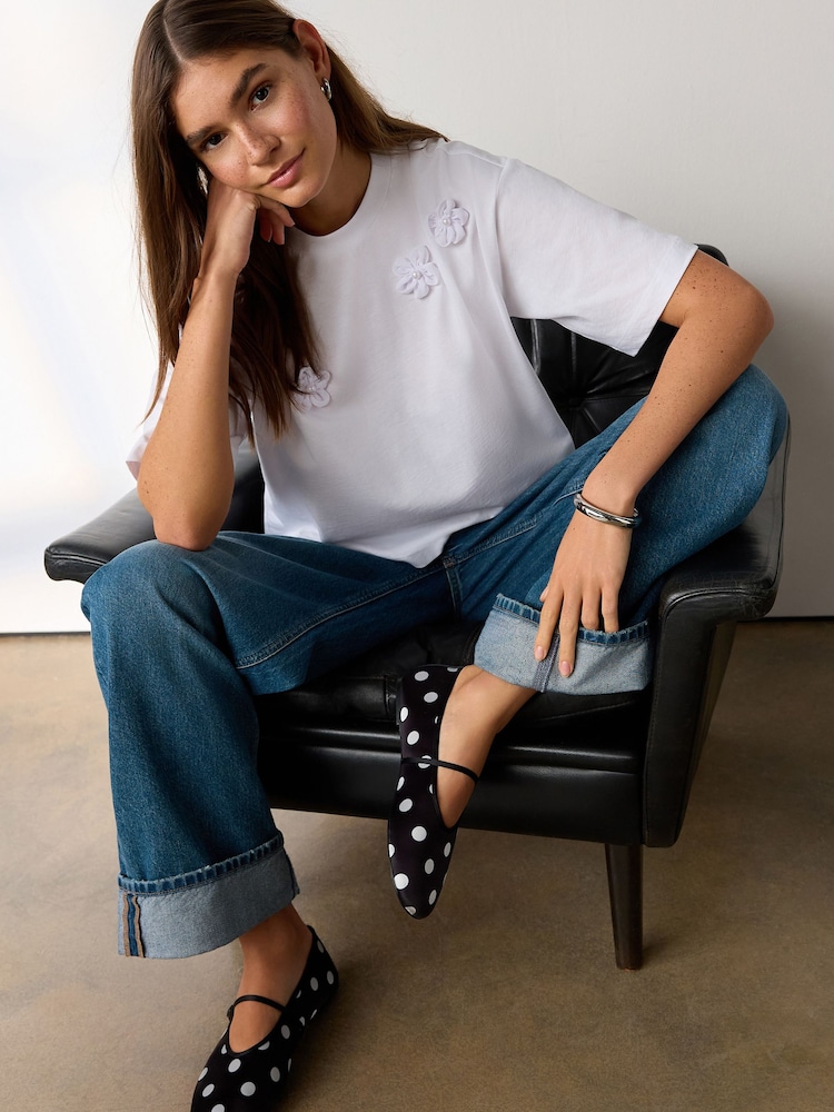 White Short Sleeved 3D Floral Embellished T-Shirt - Image 2 of 3 White Short Sleeved 3D Floral Embellished T-Shirt - Image 2 of 3