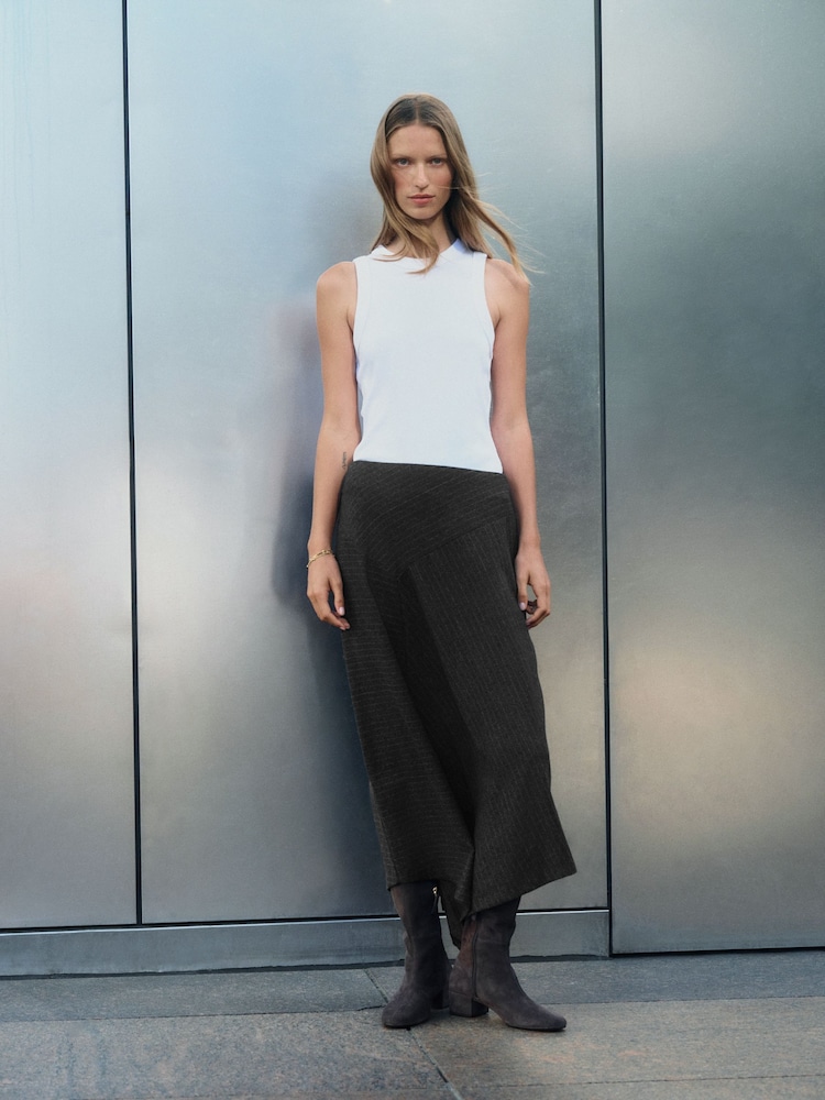 פסים דקיקים בצבע אפור - Asymmetric Hem Midi Skirt - תמונה 2 מתוך 8