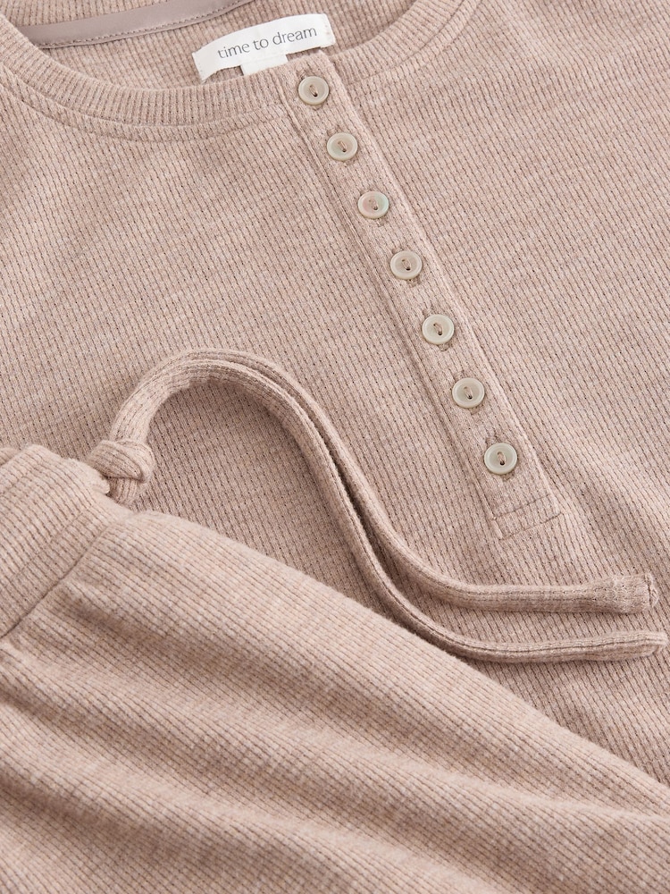 Neutral - Pijama Henley de manga larga de Tela waffle. - Imagen 4 de 4 Neutral - Pijama Henley de manga larga de Tela waffle. - Imagen 4 de 4