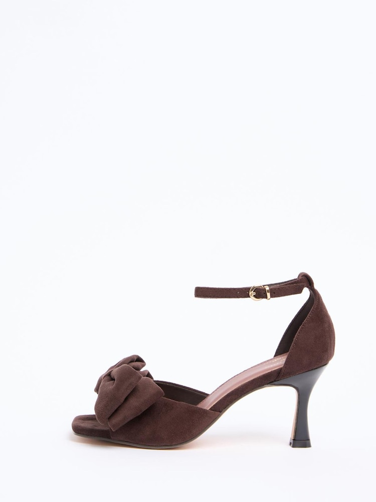 朱古力啡色仿麂皮 - Friends Like These Bow Detail Mid Flared Heeled Occasion Sandals - 圖片 5/5