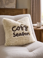 כרית נוי עם פרווה מלאכותית וכיתוב Cosy, דגם Season - תמונה 1 מתוך 4