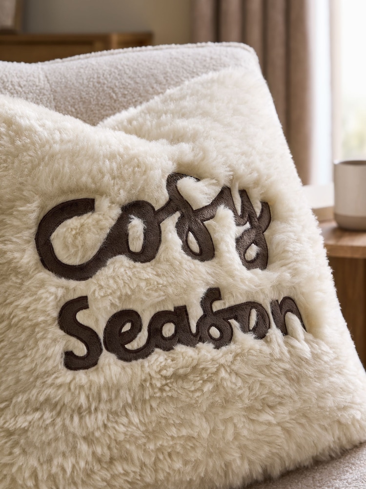 כרית נוי עם פרווה מלאכותית וכיתוב Cosy, דגם Season - תמונה 2 מתוך 4