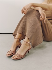 駝色 - Forever Comfort® Heeled Sandals With Hardware - 圖片 2/10