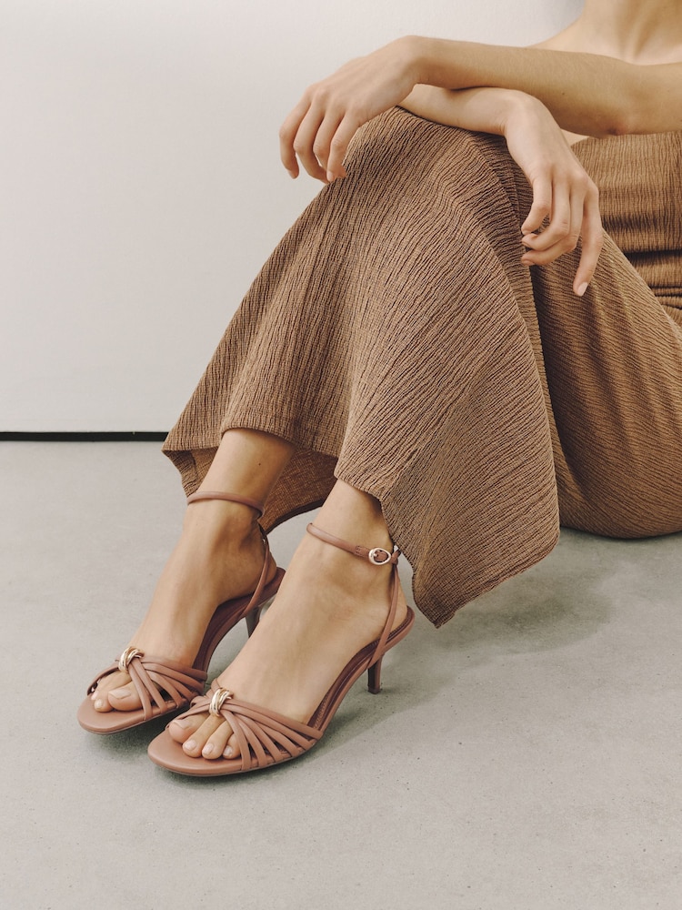 駝色 - Forever Comfort® Heeled Sandals With Hardware - 圖片 2/10