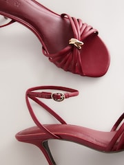 紅色 - Forever Comfort® Heeled Sandals With Hardware - 圖片 4/5