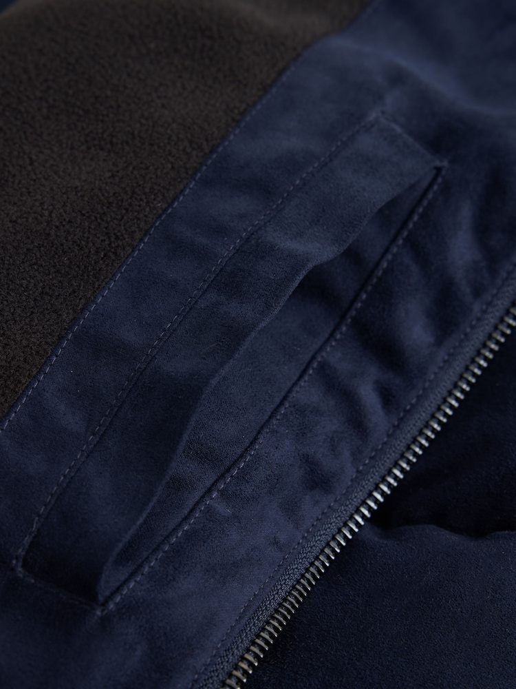 Marin - Faux Suede Quilted Padded Gilet - Bild 11 av 11 Marin - Faux Suede Quilted Padded Gilet - Bild 11 av 11