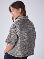 Leopardo - Camisa jeans de manga curta - Imagem 3 de 4