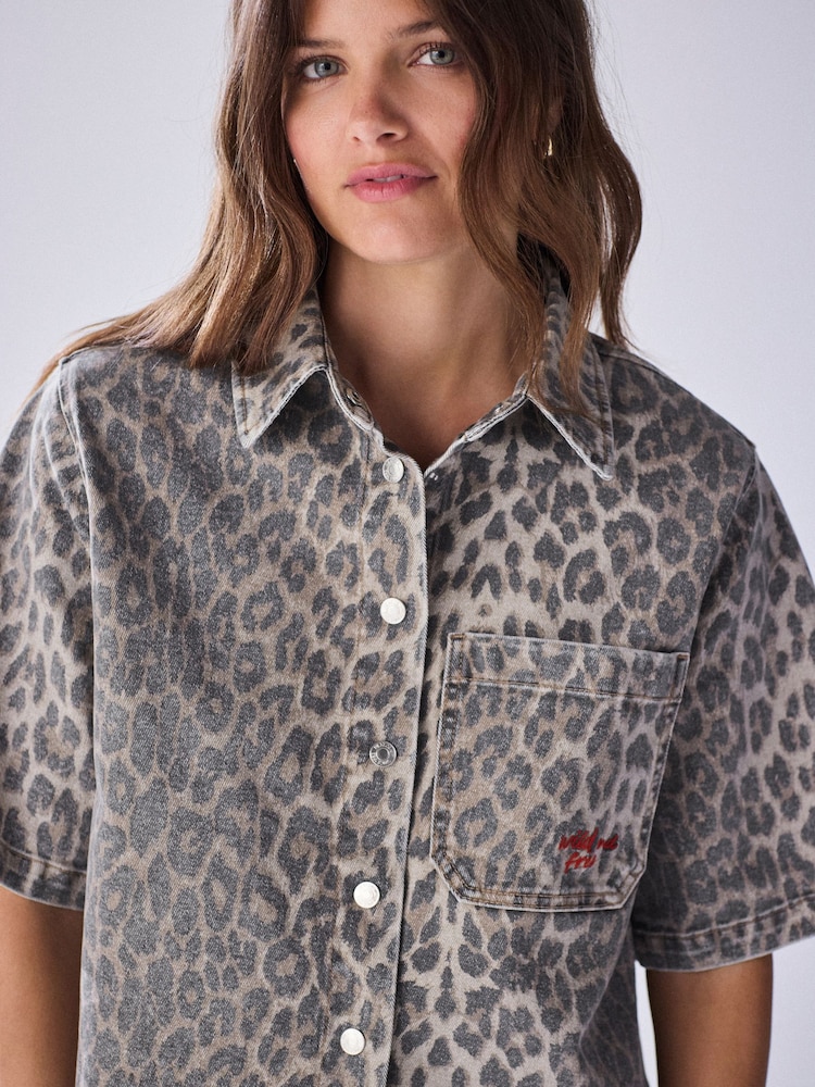 Leopardo - Camisa jeans de manga curta - Imagem 4 de 4 Leopardo - Camisa jeans de manga curta - Imagem 4 de 4