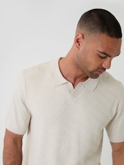Crema - Threadbare Textured Knit Front Trophy Neck Polo Shirt - Imagen 3 de 6