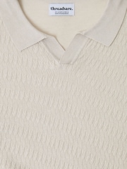 Crema - Threadbare Textured Knit Front Trophy Neck Polo Shirt - Imagen 6 de 6