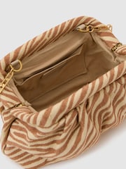 Reiss Georgia Raffia-Effect Zebra Pouch Clutch Bag - Bild 4 von 6