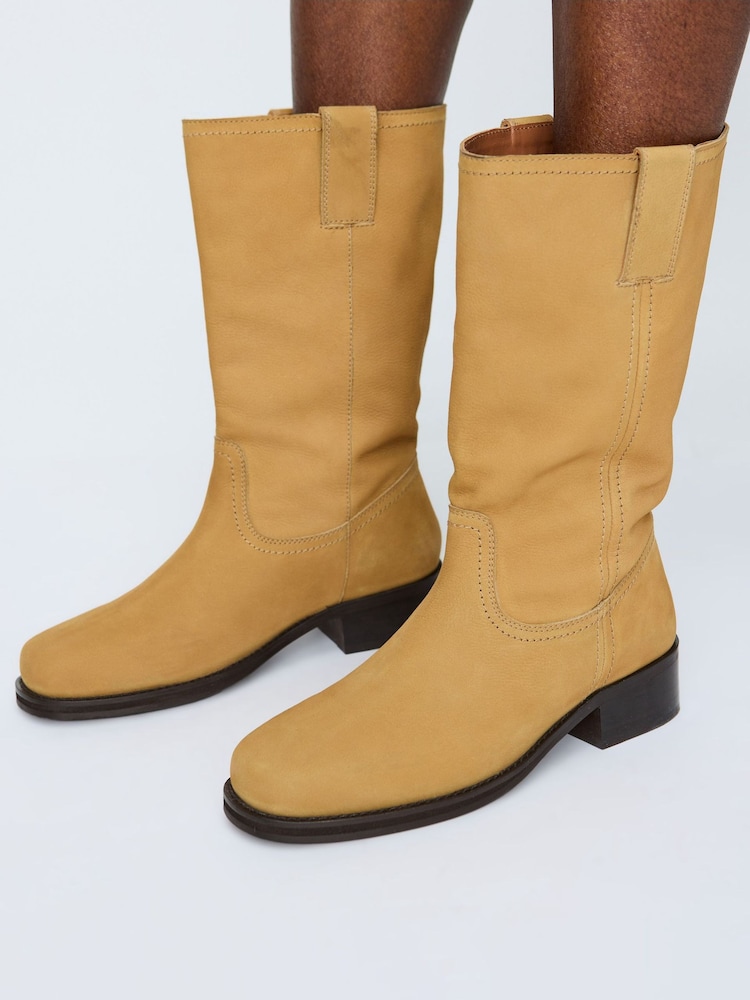 بوت نوبوك سهل الارتداء بارتفاع الكاحل بلون رملي من Oliver Bonas - صورة 1 من 7 بوت نوبوك سهل الارتداء بارتفاع الكاحل بلون رملي من Oliver Bonas - صورة 1 من 7