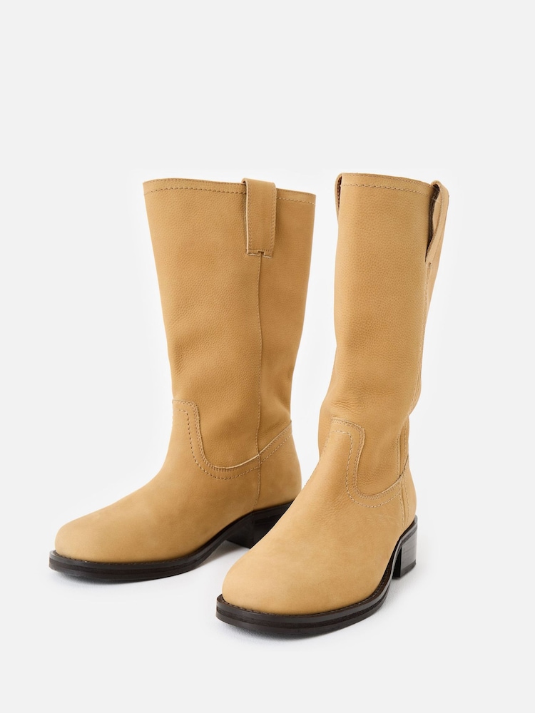 بوت نوبوك سهل الارتداء بارتفاع الكاحل بلون رملي من Oliver Bonas - صورة 2 من 7 بوت نوبوك سهل الارتداء بارتفاع الكاحل بلون رملي من Oliver Bonas - صورة 2 من 7