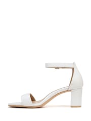 Naturalizer Vera Wide Fit Ankle Strap White Sandals - صورة 2 من 7