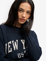 Mornarica Plavo - Superdry Athletic Essentials Grafički vrh dugih rukava - Slika 5 od 7