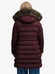 أحمر عنابي - سترة متوسطة الطول بغطاء رأس من الفرو الصناعي من تشكيلة Fuji من Superdry - صورة 3 من 8