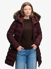 أحمر عنابي - سترة متوسطة الطول بغطاء رأس من الفرو الصناعي من تشكيلة Fuji من Superdry - صورة 4 من 8