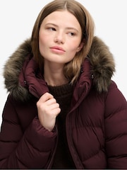 أحمر عنابي - سترة متوسطة الطول بغطاء رأس من الفرو الصناعي من تشكيلة Fuji من Superdry - صورة 5 من 8