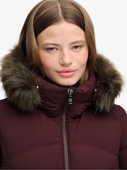 أحمر عنابي - سترة متوسطة الطول بغطاء رأس من الفرو الصناعي من تشكيلة Fuji من Superdry - صورة 6 من 8
