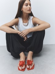 Rot - Strand-Flip-Flops mit Blumenverzierung und eckiger Zehenpartie - Bild 1 von 5