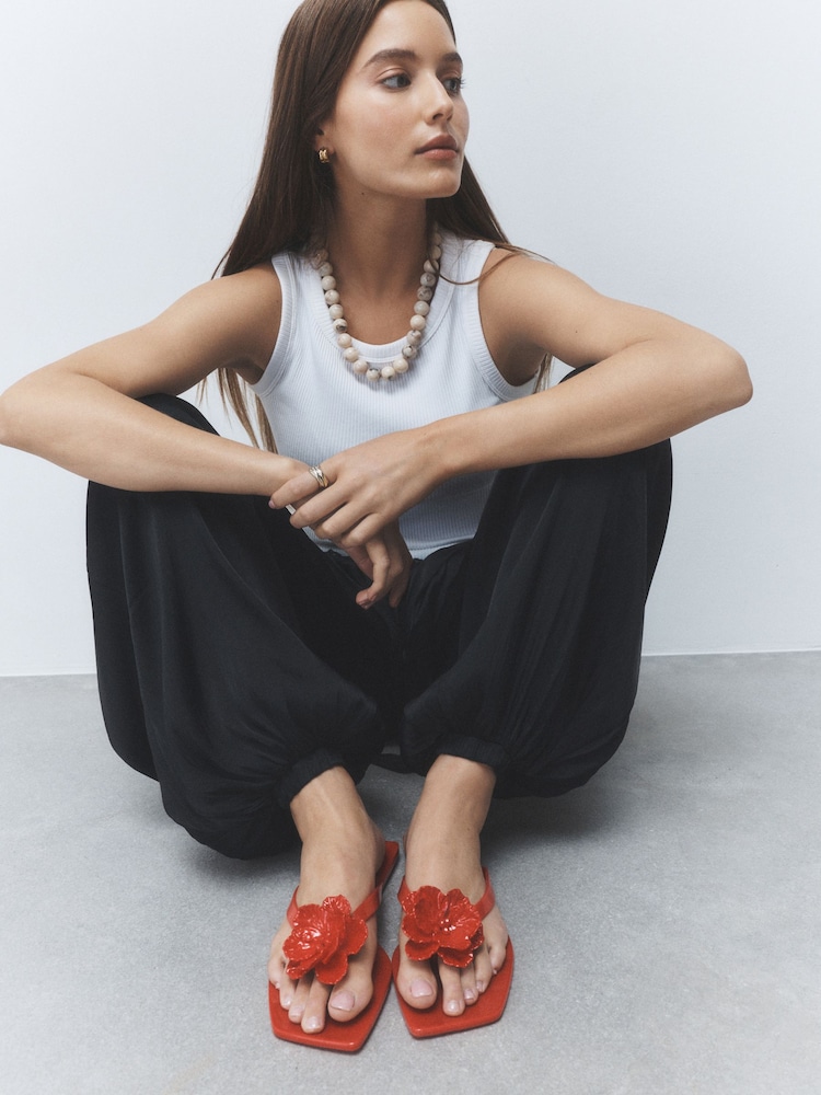 Rot - Strand-Flip-Flops mit Blumenverzierung und eckiger Zehenpartie - Bild 1 von 5 Rot - Strand-Flip-Flops mit Blumenverzierung und eckiger Zehenpartie - Bild 1 von 5