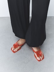 Rot - Strand-Flip-Flops mit Blumenverzierung und eckiger Zehenpartie - Bild 3 von 5