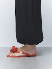 Rot - Strand-Flip-Flops mit Blumenverzierung und eckiger Zehenpartie - Bild 4 von 5