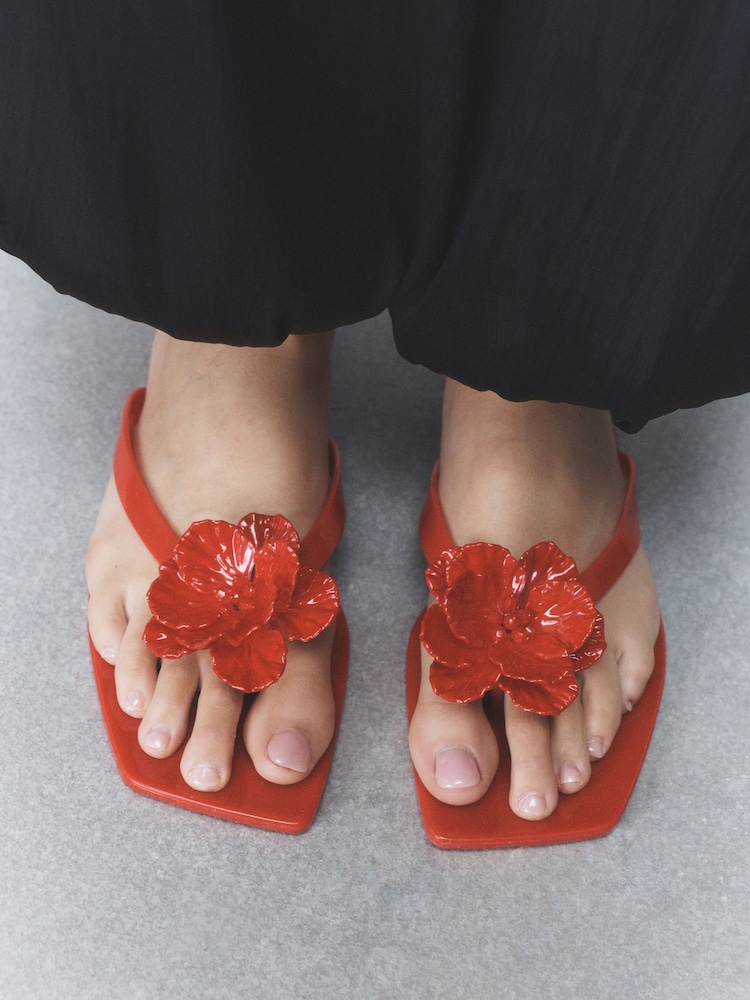 Rot - Strand-Flip-Flops mit Blumenverzierung und eckiger Zehenpartie - Bild 5 von 5 Rot - Strand-Flip-Flops mit Blumenverzierung und eckiger Zehenpartie - Bild 5 von 5