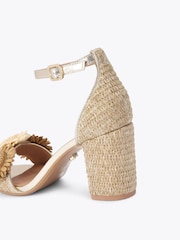 Carvela סנדלי עקב בלוק בעיטור פרח, דגם Sorrento - תמונה 3 מתוך 4