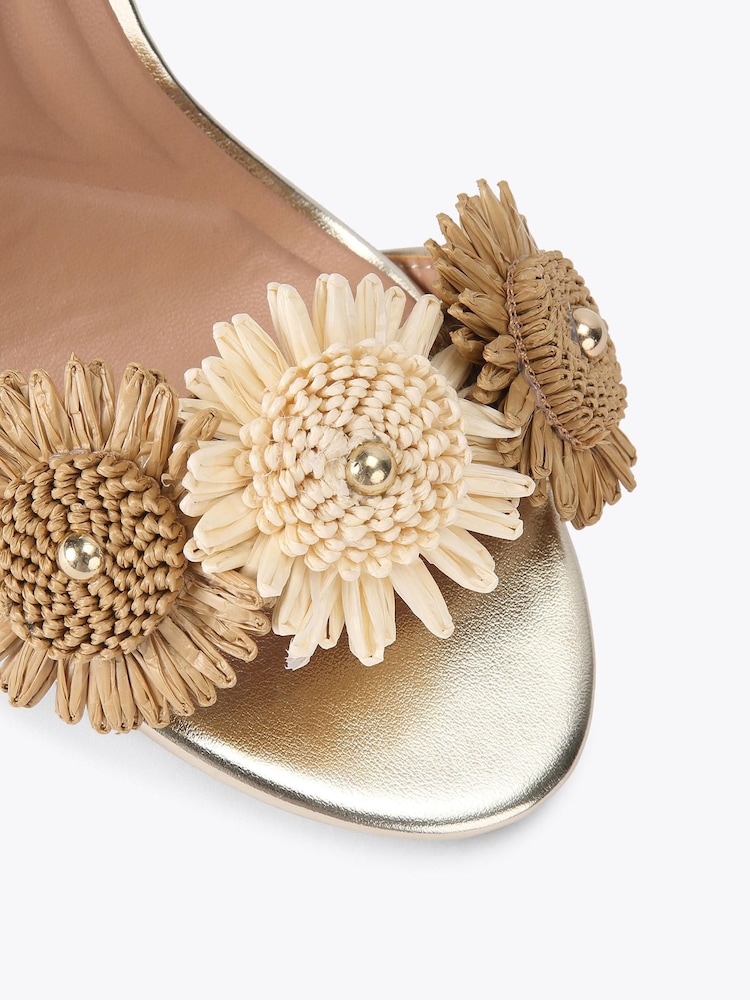 Carvela סנדלי עקב בלוק בעיטור פרח, דגם Sorrento - תמונה 4 מתוך 4 Carvela סנדלי עקב בלוק בעיטור פרח, דגם Sorrento - תמונה 4 מתוך 4