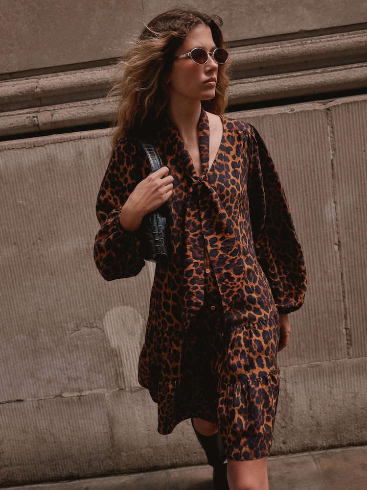 Design med dyr - Long Sleeve Tie Neck Mini Dress - Bilde 1 av 10 Design med dyr - Long Sleeve Tie Neck Mini Dress - Bilde 1 av 10