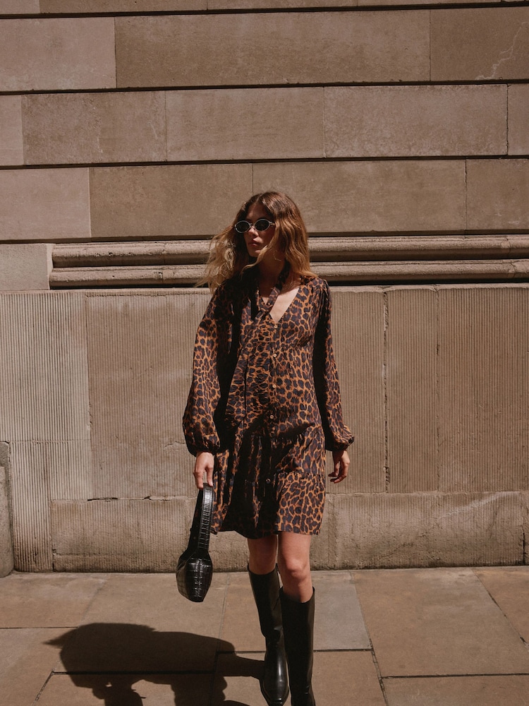 Design med dyr - Long Sleeve Tie Neck Mini Dress - Bilde 2 av 10 Design med dyr - Long Sleeve Tie Neck Mini Dress - Bilde 2 av 10