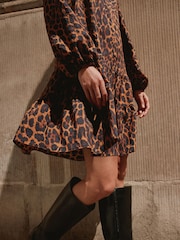 Design med dyr - Long Sleeve Tie Neck Mini Dress - Bilde 5 av 10