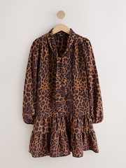Design med dyr - Long Sleeve Tie Neck Mini Dress - Bilde 7 av 10