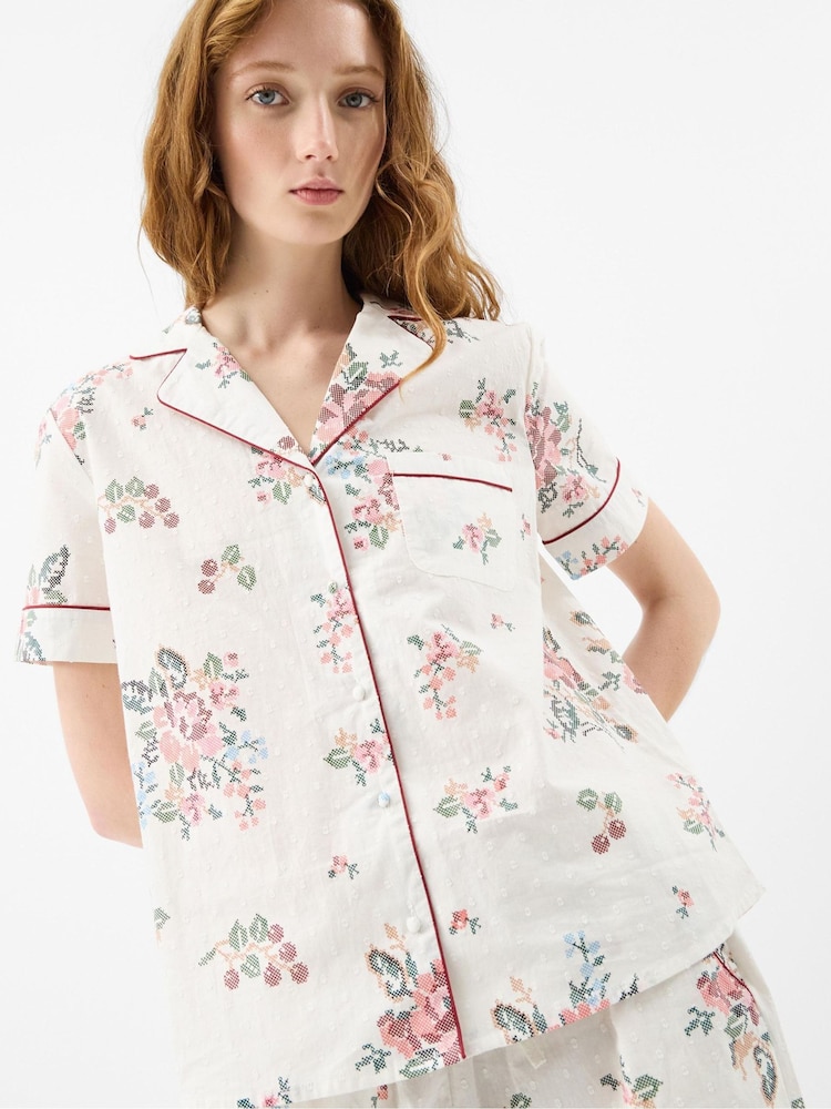 طقم بيجامة قطن بتصميم شورت بطبعة زهور من Accessorize - Image 3 of 3 طقم بيجامة قطن بتصميم شورت بطبعة زهور من Accessorize - Image 3 of 3