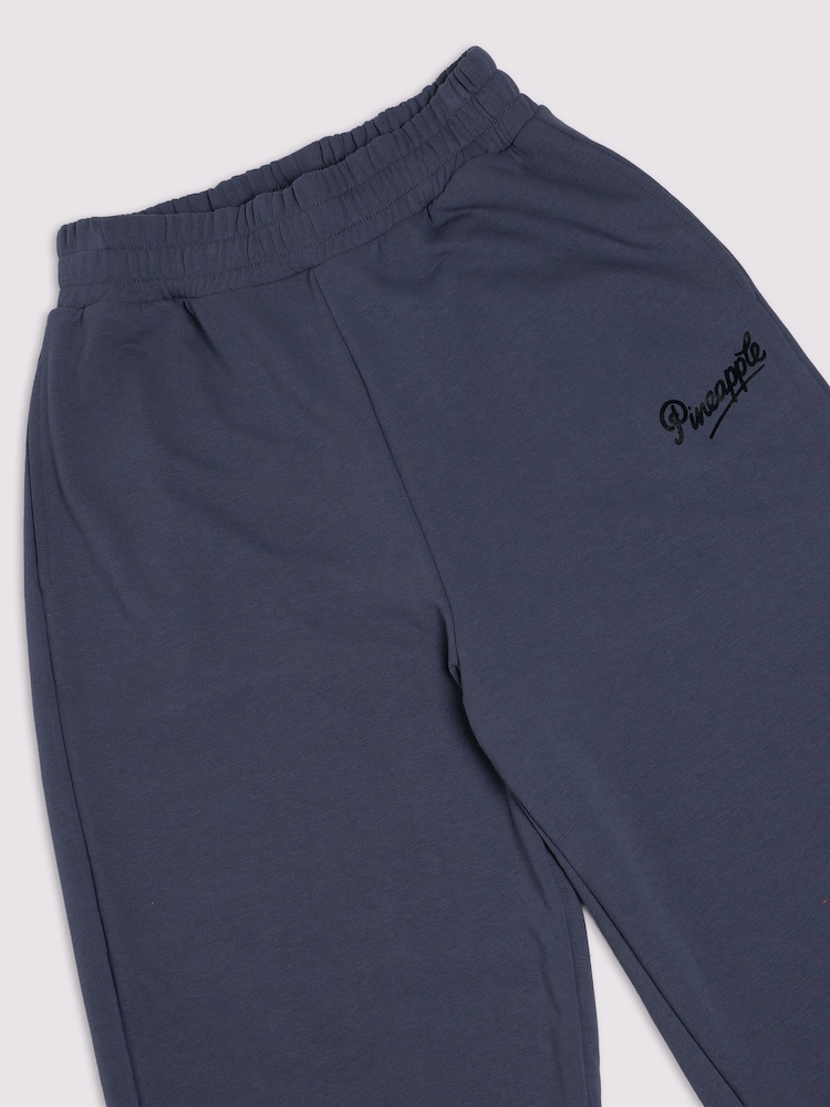 כחול כהה - Pineapple מכנסי טרנינג אוברסייז רפויים עם הידוק בקרסוליים - תמונה 9 מתוך 9 כחול כהה - Pineapple מכנסי טרנינג אוברסייז רפויים עם הידוק בקרסוליים - תמונה 9 מתוך 9