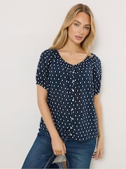 بلوزة بوهو من قماش دوبي بأزرار وكُم قصير من M&Co - صورة 2 من 5