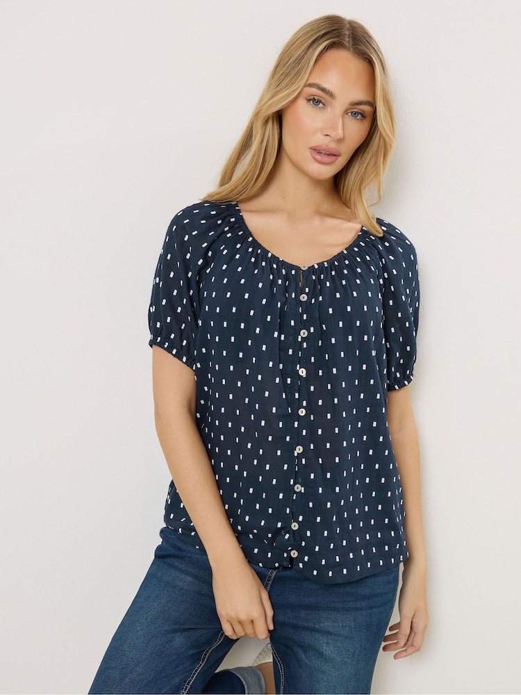 بلوزة بوهو من قماش دوبي بأزرار وكُم قصير من M&Co - صورة 2 من 5