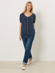 بلوزة بوهو من قماش دوبي بأزرار وكُم قصير من M&Co - صورة 3 من 5