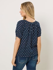 بلوزة بوهو من قماش دوبي بأزرار وكُم قصير من M&Co - صورة 4 من 5