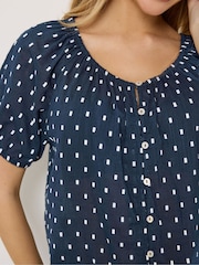 بلوزة بوهو من قماش دوبي بأزرار وكُم قصير من M&Co - صورة 5 من 5